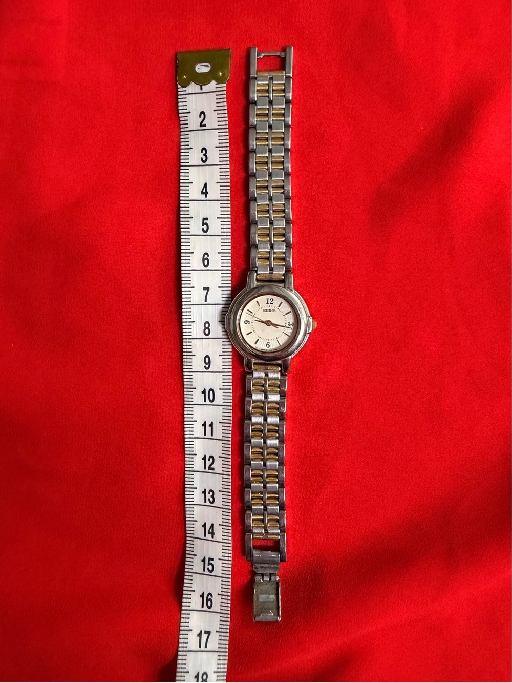 Seiko VintageTwo-Tone Silver and Gold Women's Wristwatch - Picture 9 of 9